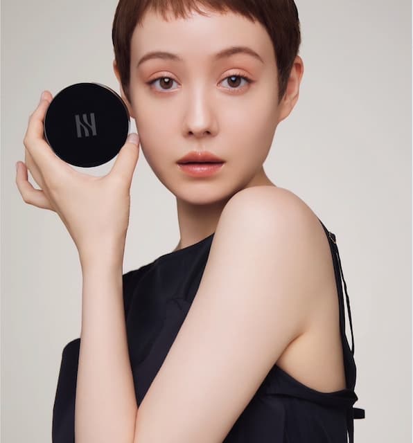 トリンドル玲奈  真っ白な肌に黒ドレス姿で「美しすぎる」と話題に