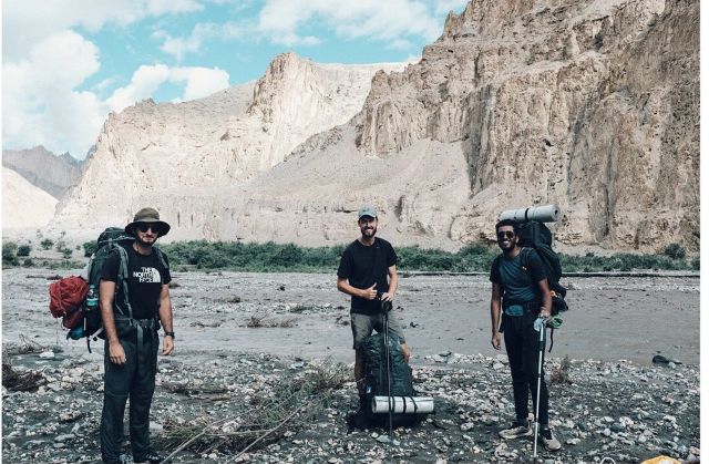 インド一人旅中の佐藤寛太がナイスガイたちとパシャリ！