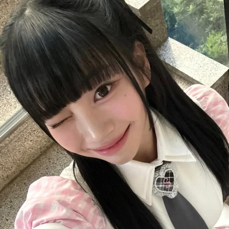 そんな一面もあったの！？UNISナナ、キュートすぎるピンク衣装でのショットを公開