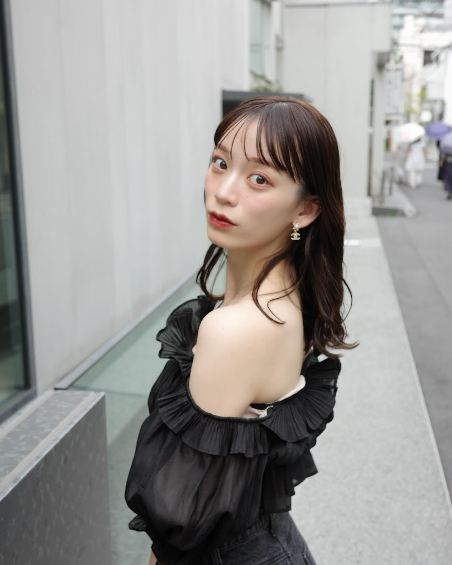 「やば！なんでこんなに可愛いの！」人気モデルの肩出しブラックコーデ姿にファン悶絶