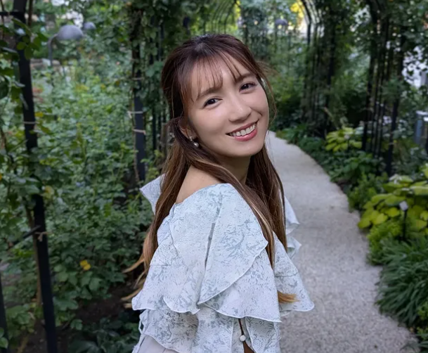 「暑さ感じさせない一枚」才木玲佳、緑のアーチの中で爽やかスマイル披露