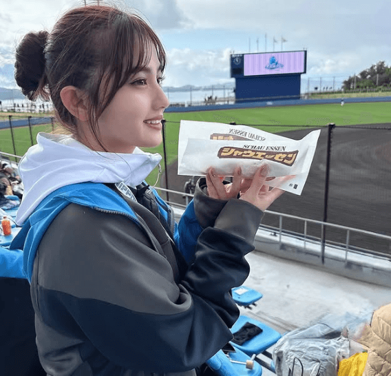 「貴女は最高だ」人気スポーツグラドル、”女神のスタジアムショット”を披露！横顔の美しさにファン魅了される「勝利の女神だ」