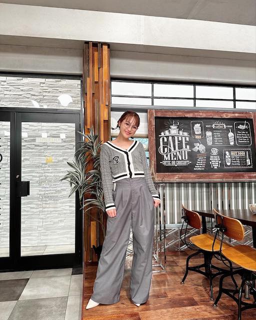 鈴木奈々、おしゃれなカフェ型スタジオに驚き！グレーのカーディガンコーデを披露
