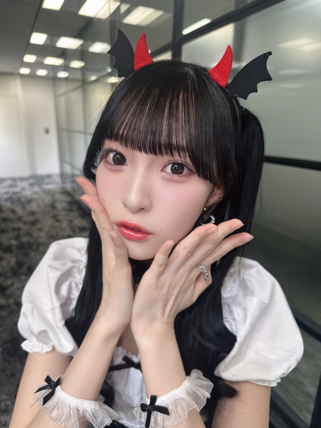 ≒JOY 山田杏佳、可愛すぎる“子猫or小悪魔”ショットを披露！