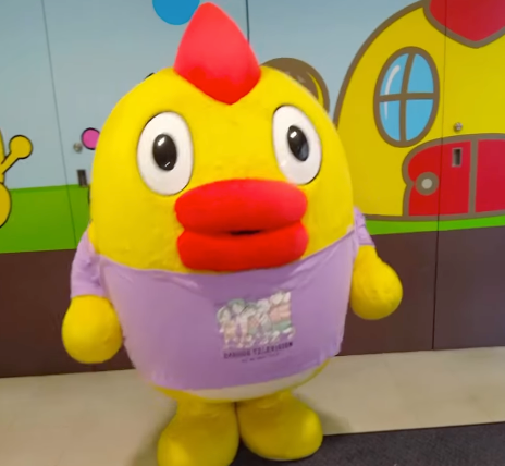 「Tシャツ姿もかわいい」そらジロー、24時間テレビのTシャツを着用して子どもたちと触れ合う様子をアップ