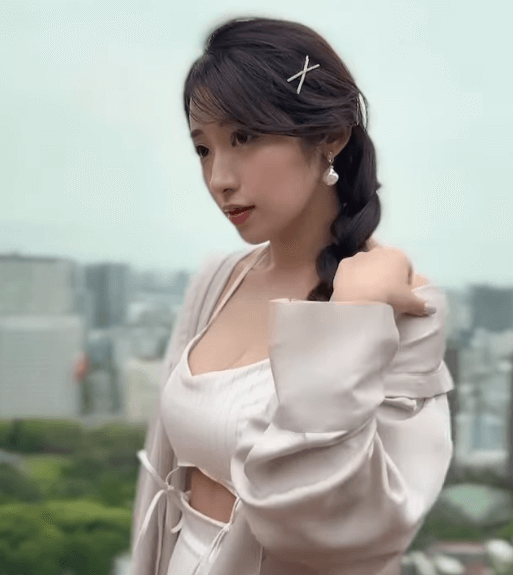 「ナイススタイル、綺麗だ」人気モデル、都心で魅せた”お洋服・大好き”スタイルムービーにファン惚れ惚れ「本当に美しいです」