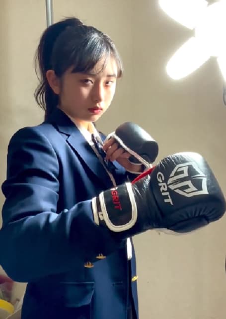 闘志ビンビン！キックボクサー 辻井和花 パンチングを披露！