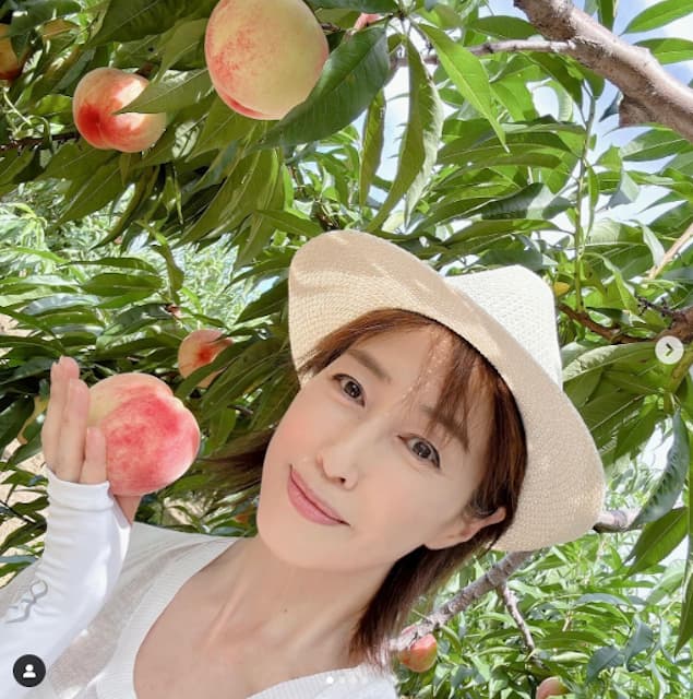 高島礼子がフルーツ狩りに挑戦