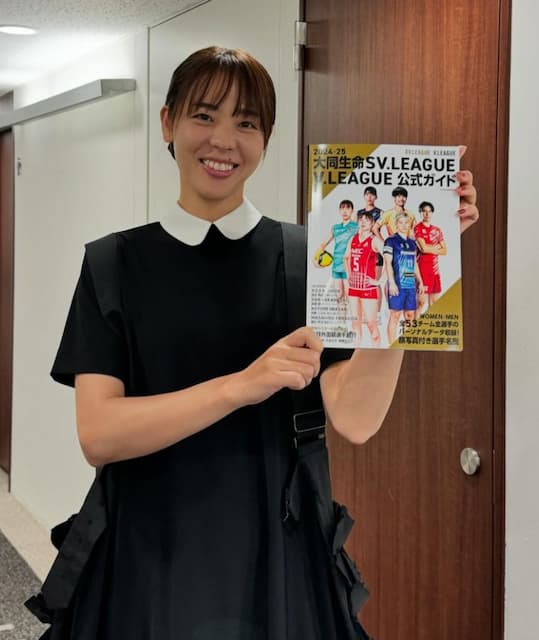 迫田さおり　黒のワンピースを着てSVリーグ解説🏐