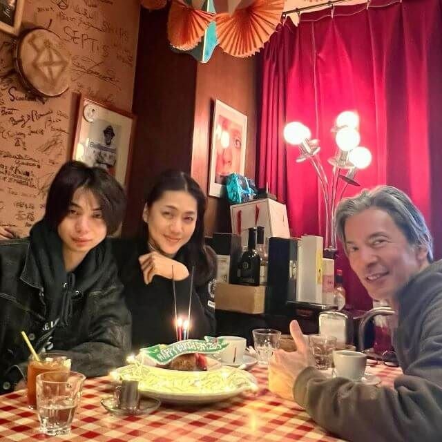 前田典子、サプライズに感動！息子の25歳バースデーを家族でお祝い