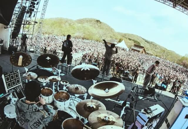 THE ORAL CIGARETTES鈴木重伸が春フェスを満喫！会場満員でのパフォーマンス姿を披露