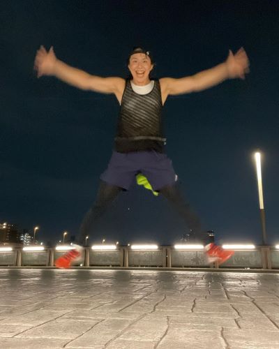 浜口京子「途中でジャンプジャンプよ〜。」暗闇に大の字で浮く...パワフルな姿が元気をもらえると話題に👀✨