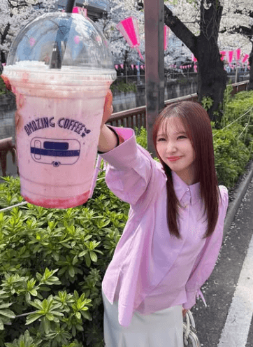 「ピンクが似合い過ぎる！」𝐆𝐢𝐫𝐥𝐬²の山口綺羅、目黒川の桜まつりを満喫！