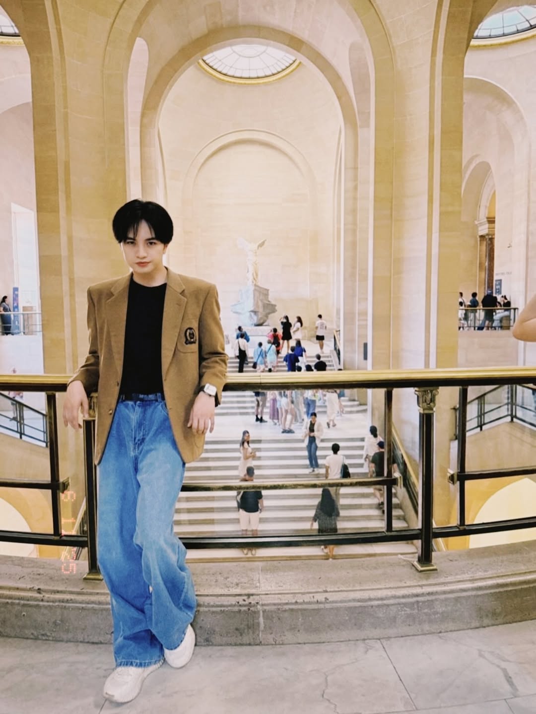 「素敵な家族だわ〜」中島健人、フランス・パリで30年前の写真を再現した姿が話題に