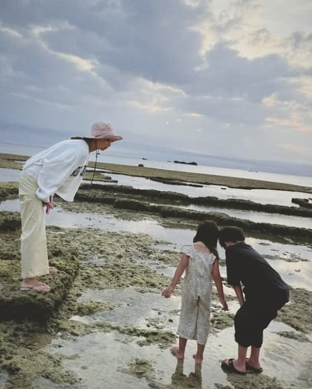 「何気ない一枚から幸せが伝わる!」吉川ひなの、憧れの沖縄スローライフに共感の声