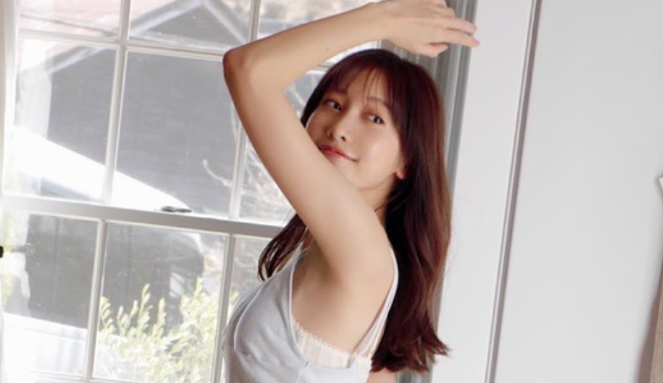 「美脚すぎる😍💕」佐野ひなこさんがスタイル抜群ショット披露🌈ファン悶絶💓