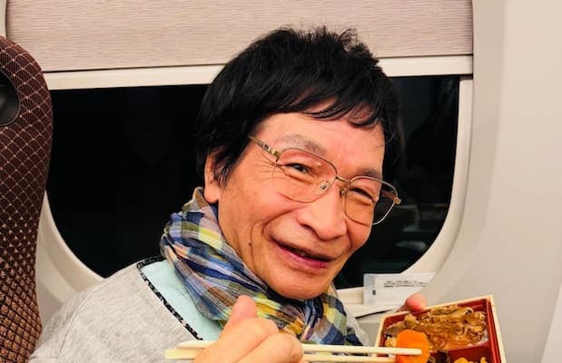 「素敵な笑顔に疲れが吹き飛びます」尾木ママ、仕事帰りの新幹線で晩ごはんタイムを楽しむ
