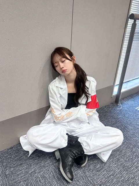 アイドルがヤンキーに⁉特攻服にあぐらでスヤスヤおやすみの激カワアイドルに注目集まる！