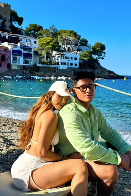 新婚のダンシーあずさが海辺での夫婦密着ショットを公開！白ビキニでこだわりの肉体を披露！