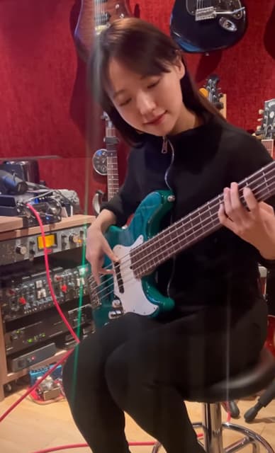 HAGANEのベーシストSayakaがベースの練習風景を公開！カッコいいし可愛すぎるとファン絶賛！