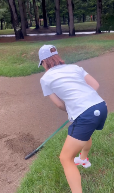 渋野日向子“そっくりさん”で話題のゴルフインフルエンサー、ユーモアあふれるラウンドムービーに注目！