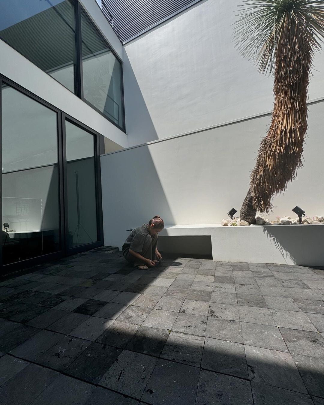 人気モデルが自慢の豪邸を公開！ 広々としたお庭をメンテナンスする姿に「尊敬しかない」