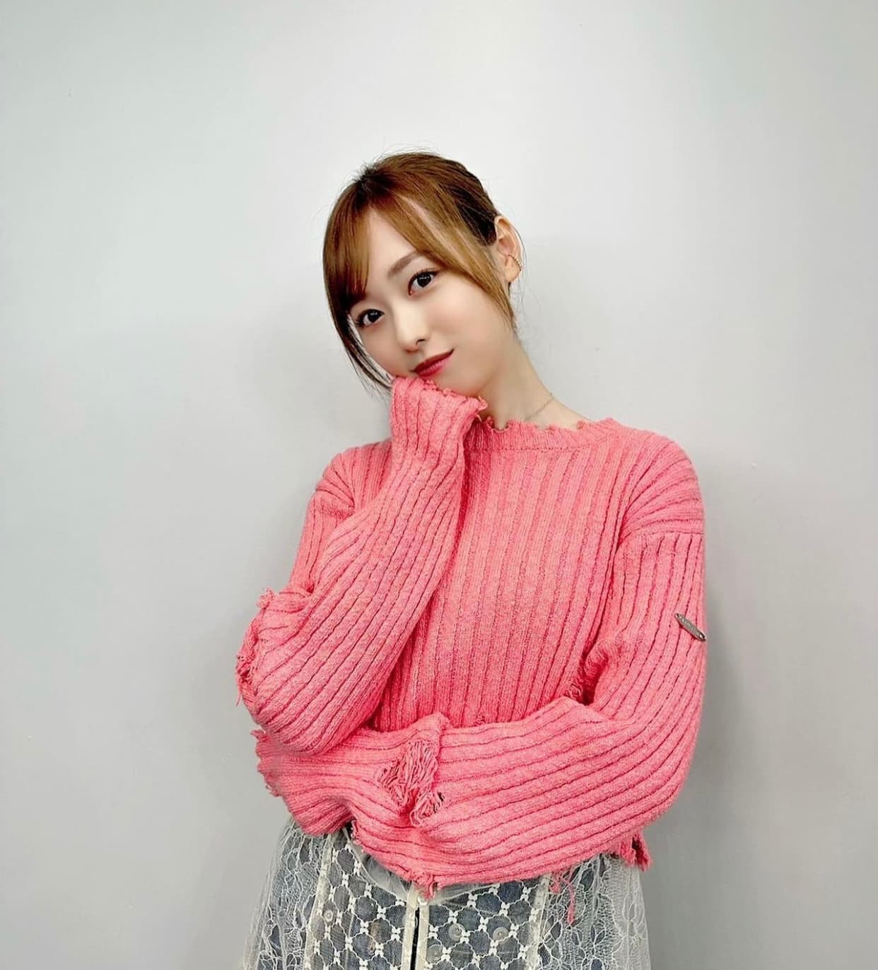 福原遥の最新ショットに萌え萌えきゅん❤️ピンクのふんわりニットが可愛すぎてファンうっとり❤️