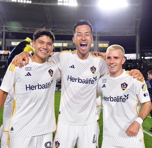 吉田麻也、チームの新人2人のデビュー戦を祝福