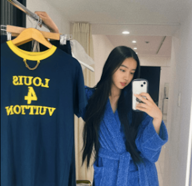 Kōki 青いバスローブ姿の最新ショットを公開📸