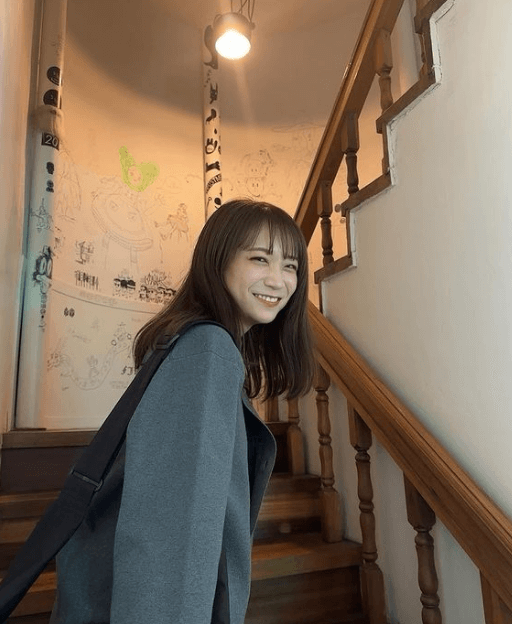 秋元真夏、「マネさん撮」の敬礼クラスな美貌ショットを披露し、「見返り美人」と絶賛