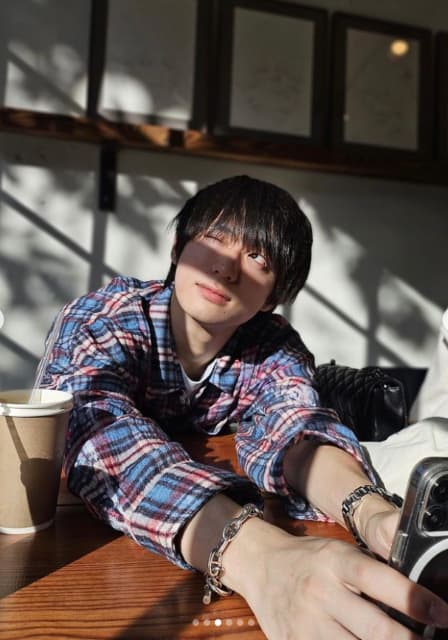 福本大晴　韓国のカフェでくつろぐ姿に『たいちぇとカフェ行きたいです！☕☕』