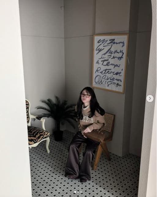 「楽ちんな服」FRUITS ZIPPER・櫻井優衣がメガネ姿のオフショットを投稿！