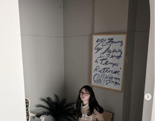 「楽ちんな服」FRUITS ZIPPER・櫻井優衣がメガネ姿のオフショットを投稿！