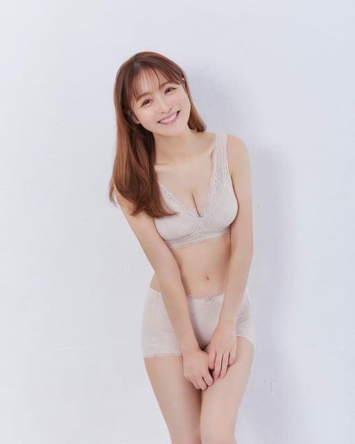 鈴木奈々、美胸が際立つナイトブラ姿を公開しファンからは”抜群なスタイル”の声！