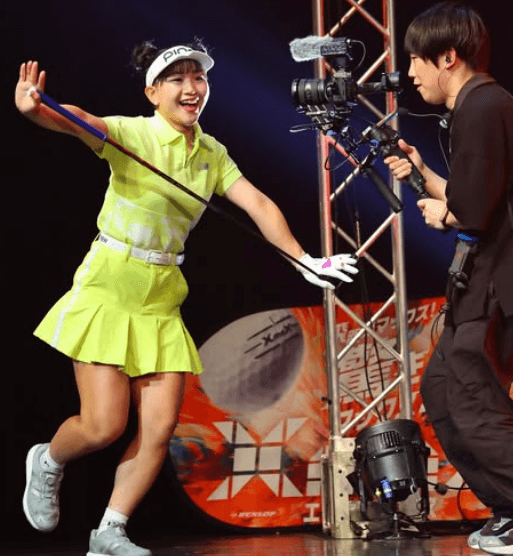 「躍動感、いつも笑顔が素敵」美女ゴルファー、レアなステージ上の”ハリキリ・ショット”にファン歓喜！