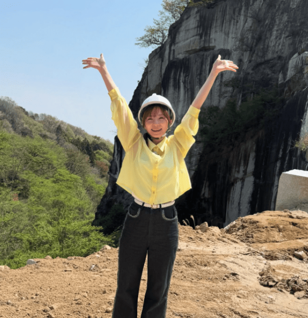 「ヘルメットを被ってロケに」入来茉里、可愛すぎる万歳ショットにファンメロメロ！？