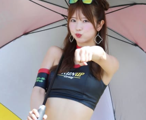 「コスいい、可愛いすぎ〜！」美女レースクイーン、サーキットで魅せた”美的・パンチングショット”にファン昇天！