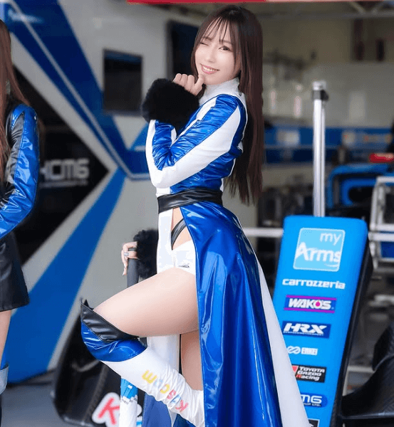 「すごく似合ってます」25万フォロワー超のRクイーン、サーキットで披露した片足立ちの”ウインク＆ロマンティック美脚”にファン釘付け！