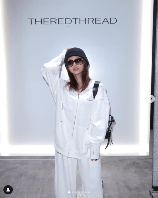 シンガー甲田まひる「全身白×黒ニット」コーデがCOOL！