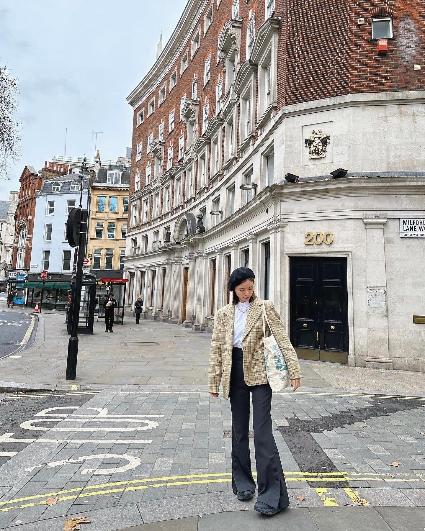 朝日奈央、300年の歴史がある紅茶のお店へ🇬🇧✈️「シャレ乙👏👍」