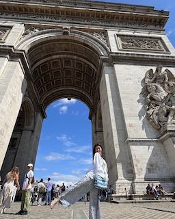 人気女優 パリでの1枚に熱視線 ”下アングル”からのショットも「美しすぎる」と話題に