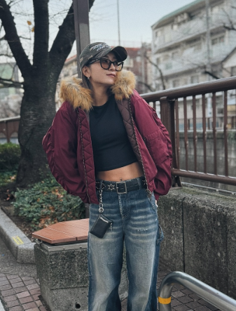 みちょぱ、川沿いで“へそ出しコーデ”を披露