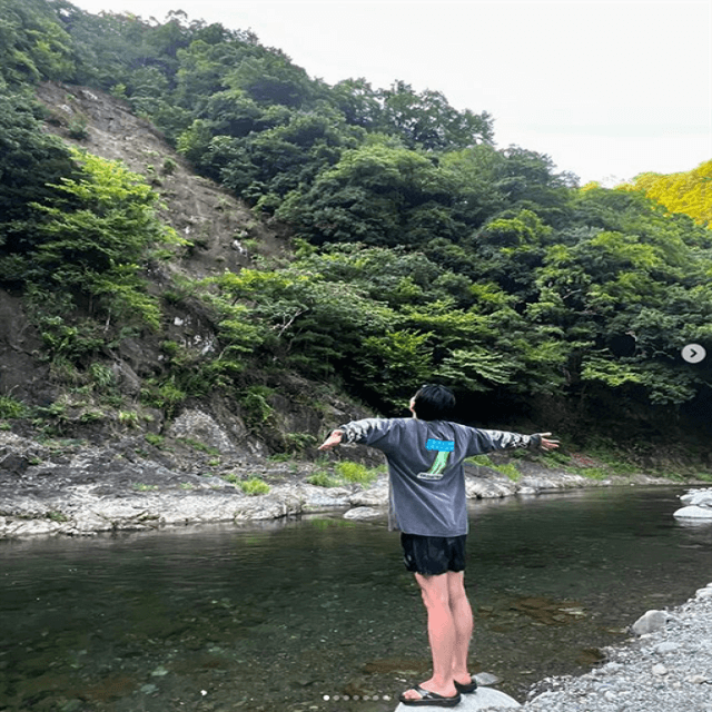 長尾謙杜、爽やかなサングラス＆オールバック姿で自然の恵みを受ける