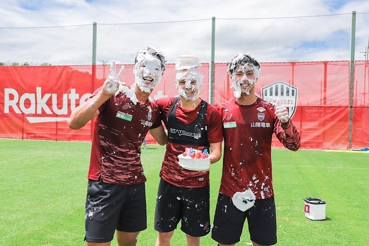 🌈槙野智章がイニエスタ、日高とケーキまみれに！？「ハッピーバースデー🎁🎂🎉」
