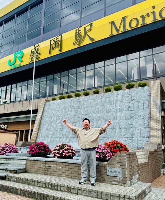 “来たでがんす〜” 塚地武雅が岩手入り　満面の笑顔で盛岡駅に登場