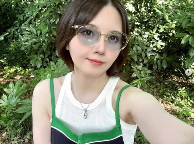 声優・鬼頭明里がおニューのサングラスで公園を散歩。可愛いと話題に