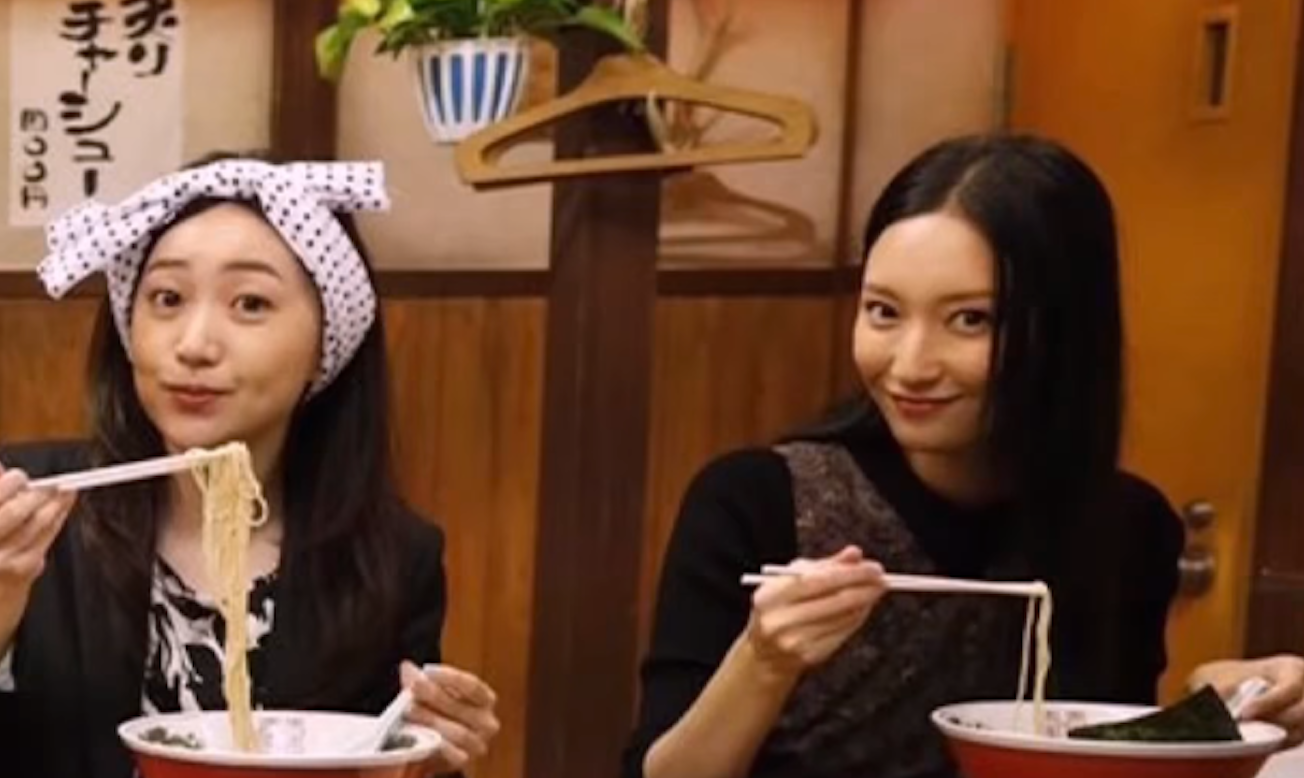 菜々緒さんが大島優子さんと仲良しデート💕夏を先取り水着ショットも🌴