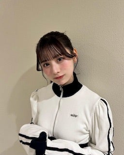 人気アイドル 短めワンピで美脚披露で話題に「めっちゃタイプです..」「レベチかわいい」
