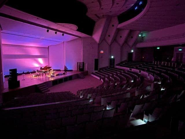 塩谷哲、宮沢和史＆上妻宏光とのコンサート直前舞台を公開！「今年初めてのステージはここからスタート」