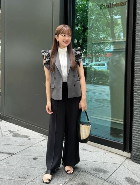 菊地亜美　雨の日の私服コーデ！ボリューミーでも可愛く決まるカゴバッグスタイル